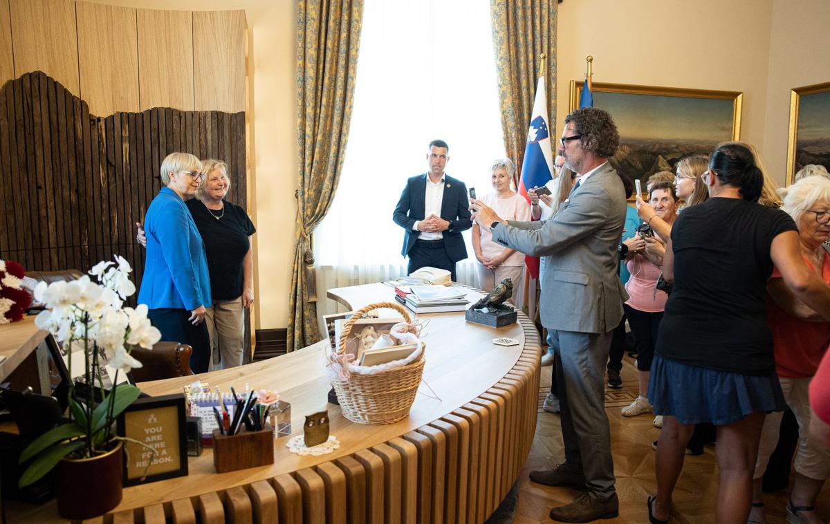Nataša Pirc Musar, predsedničina palača | Obiskovalci so si lahko ob obisku palače v več vodenih skupinah pod strokovnim vodstvom uslužbencev državnega protokola ogledali delovne in protokolarne prostore urada predsednice. | Foto STA