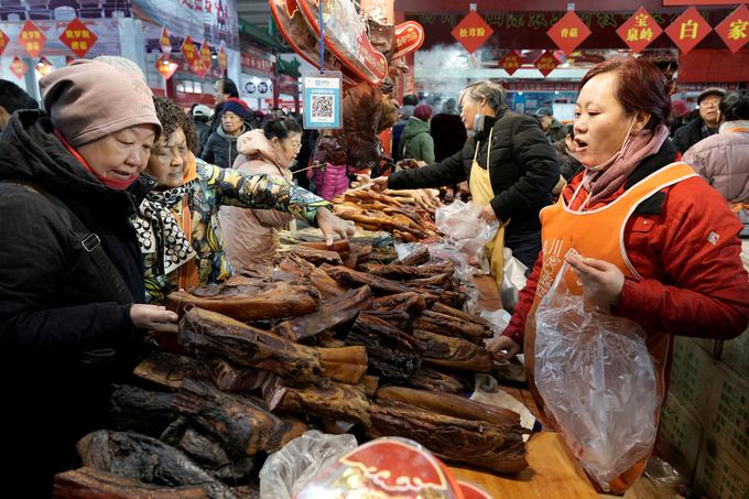 Žarišče koronavirusa naj bi bila tržnica v Wuhanu. | Foto: Reuters
