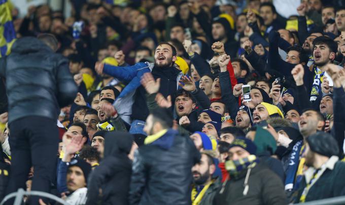 Vročekrvni in strastni navijači Fenerbahčeja na vsaki domači tekmi ustvarijo peklensko vzdušje. | Foto: Reuters