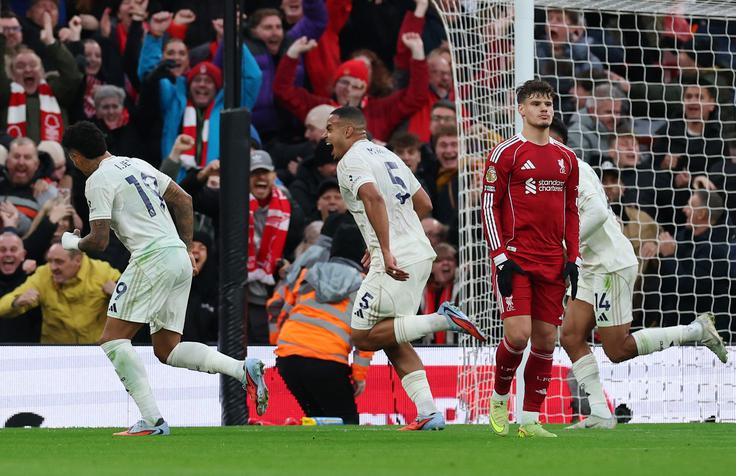 Nottingham je na Anfieldu zmagal kar s 3:0. | Foto: Reuters