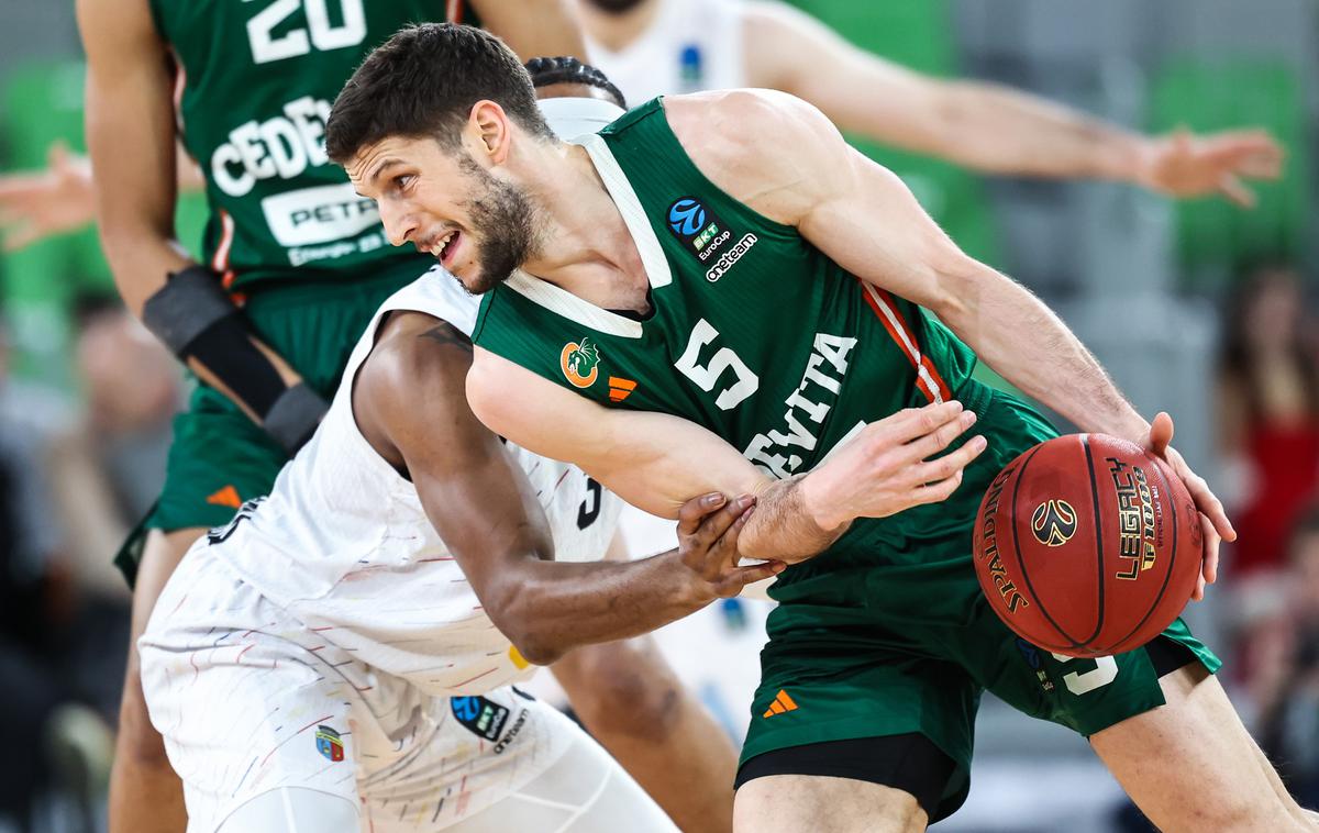 Cedevita Olimpija Alekej Nikolić |  Alekej Nikolić je tekmo odprl s trojko, ob polčasu je Cedevita Olimpija vodila za štiri točke. | Foto Aleš Fevžer