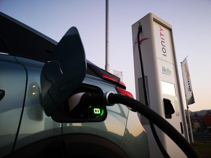 Citroen C4 električna polnilnica Polnilnice Ionity ostajajo najdražje, zelo redki avtomobili pa za zdaj izkoristijo njihov pravi potencial. | Foto: Gregor Pavšič