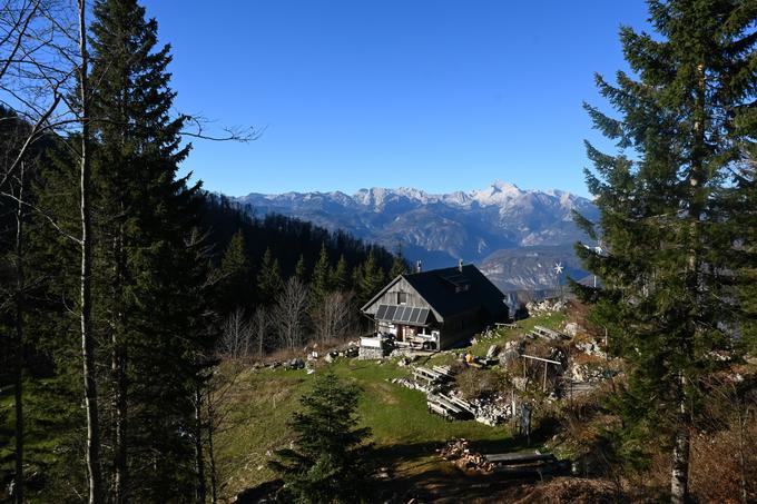 Orožnova koča na planini za Liscem pod Črno prstjo je ob koncih tedna odprta tudi v hladnem delu leta. | Foto: Matej Podgoršek