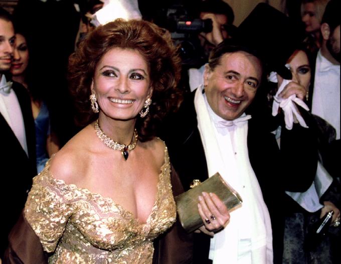Leta 1995 je bila Lugnerjeva gostja legendarna italijanska igralka Sophia Loren, leto pozneje pa Grace Jones. | Foto: Reuters