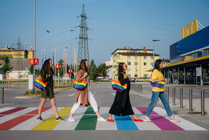 Podjetje IKEA v raziskavi ugotavlja, da se večina LGBT+ mladih doma ne počuti sprejetih
