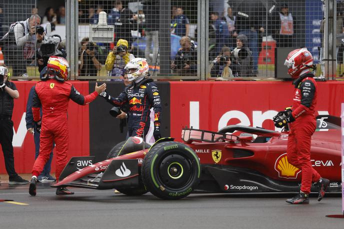 Silverstone Sainz Verstappen | Max Verstappen je moral tokrat v roke seči Carlosu Sainzu. | Foto Reuters