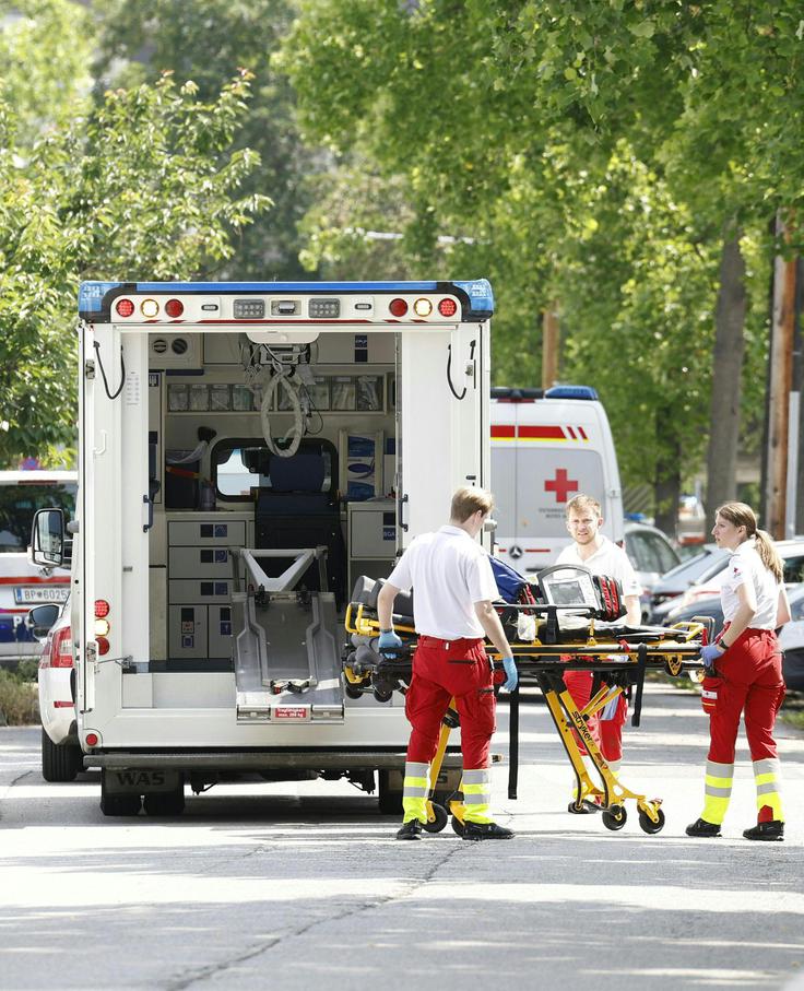 Zaradi številnih ranjenih so bolnišnice v Gradcu preobremenjene. Rdeči križ je o svojem odzivu podal impresivne številke: na kraju nesreče je 158 reševalcev. Glede na veliko število prizadetih se bo to število še povečalo. Napotenih je 65 reševalnih vozil iz osmih štajerskih okrožij. | Foto: Profimedia