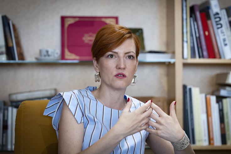 "Tri leta ponavljajo eno in isto, a brez enega samega konkretnega dokaza. Njihov cilj ni razprava o dejstvih, ampak diskreditacija ne le mene, ampak tudi celotnega kulturnega sektorja. Še posebej se znova lotevajo umetnic in umetnikov, ker jim kulturni boj služi kot orodje za politično mobilizacijo." | Foto: Ana Kovač