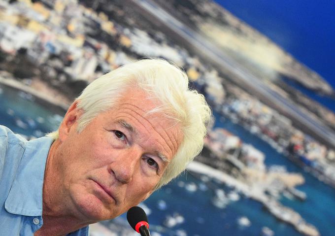 Richard Gere je na italijanskem otoku Lampedusa pozval italijanske oblasti, naj ladji Open Arms, ki prevaža več kot sto migrantov, dovolijo vplutje v pristanišče. Pri tem je Salvinija primerjal z ameriškim predsednikom Donaldom Trumpom, ki je doma prav tako tarča kritik zaradi svojih migracijskih politik. | Foto: Reuters