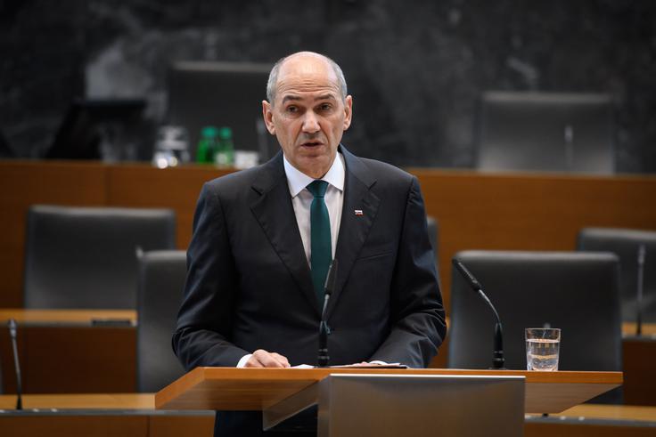 Premier Janša bo vsebino ukrepov predstavil na jutrišnji novinarski konferenci. | Foto: STA ,