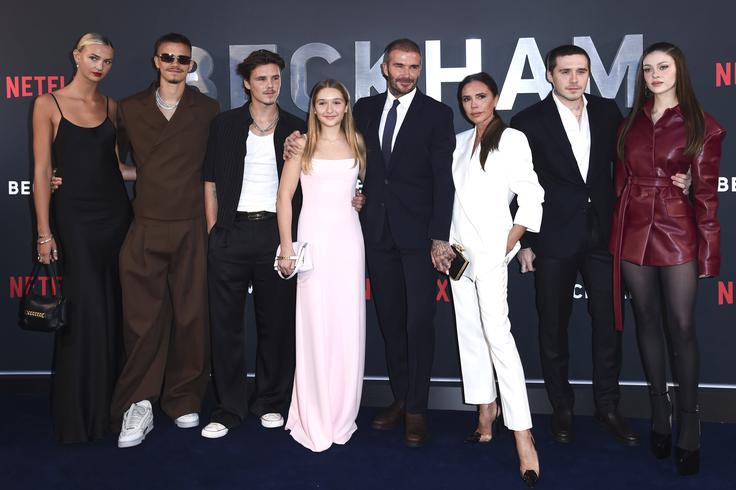 Družina Beckham (od leve proti desni): Romeo Beckham s partnerko Mio Regan, Cruz Beckham, Harper Beckham, David in Victoria Beckham ter Brooklyn in Nicola Peltz Beckham. | Foto: Guliverimage