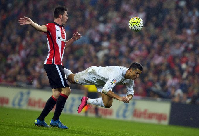 Aymeric Laporte v dvoboju s Cristianom Ronaldom na tekmi španske lige. | Foto: Reuters