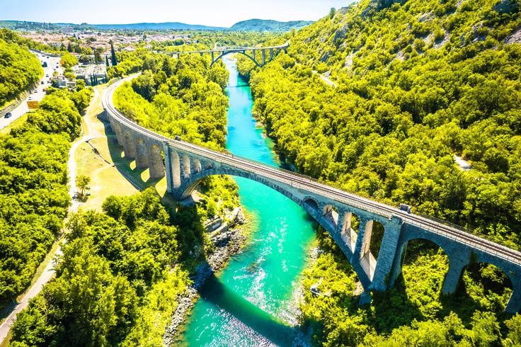 Sorazmerno pozno naj bi slovanski predniki Slovencev poselili strateško pomembno Vipavsko dolino, po dozdajšnjih podatkih verjetno šele v 9. stoletju. Na fotografiji je mesto Solkan. Pomenljivo je, da je ime Vipava predslovanskega izvora, južneje na Krasu pa je reka s slovanskim imenom Reka, kar nakazuje, da so tam Slovani poselili dokaj prazen prostor, na katerem niso živeli slovanski staroselci, ki bi jim posredovali antično ime reke. | Foto: Guliverimage