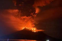 Zaradi izbruha vulkana evakuirali več sto ljudi in razglasili najvišjo stopnjo pripravljenosti #video