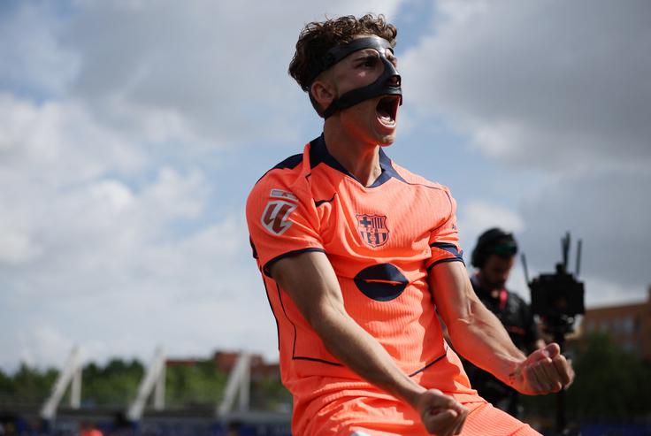 Fermin Lopez, ki nastopa v Madridu z zaščitno masko, je popeljal Barcelono v vodstvo proti Getafeju ob koncu prvega polčasa. | Foto: Reuters