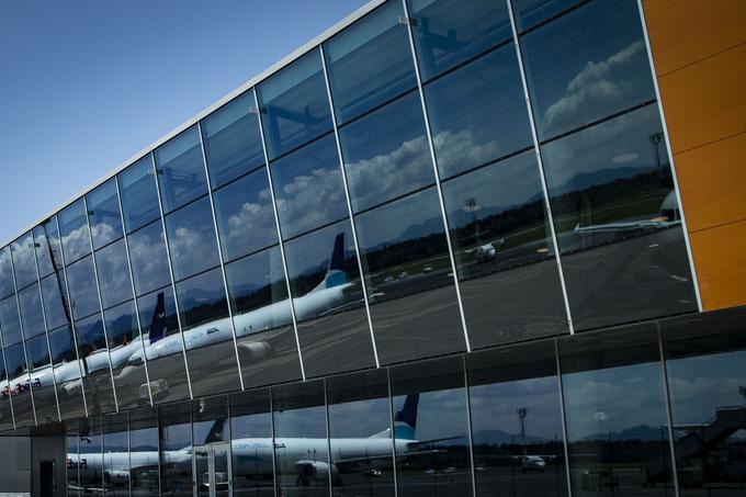 V družbi Fraport Slovenija, ki upravlja ljubljansko letališče, delijo zmerni optimizem, ki vlada v panogi: potniki bodo spet prišli, a vrnitve k starim dobrim dnevom ne bo čez noč. | Foto: Ana Kovač