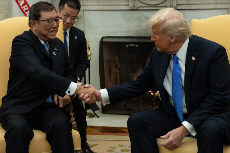 Japonski premier Šigiru Išiba se je 7. februarja letos v Ovalni pisarni srečal z Donaldom Trumpom. A čeprav je Japonska pomembna zaveznica ZDA pri njenem merjenju moči s Kitajsko, je tudi njej Trump napovedal carine. | Foto: Guliverimage
