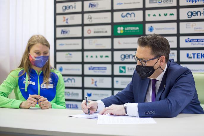 Maruša Mišmaš, Roman Dobnikar | Atletska zveza Slovenije (AZS) je danes podpisala pogodbe z 41 atletinjami in atleti v skupni višini nekaj nad 300.000 evrov. | Foto Peter Kastelic/AZS