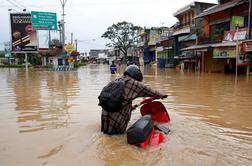 Poplave in plazovi v Indoneziji zahtevali najmanj 22 življenj