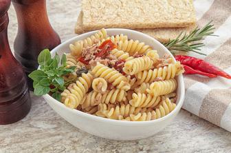 Recept: hladne testenine s tuno in kislo smetano