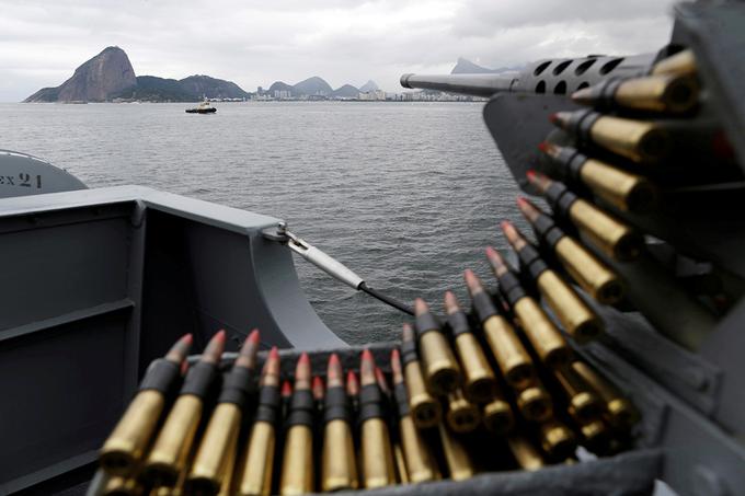 Varnostne sile imajo pripravljenega veliko orožja. Za varnost iger so v celoti namenili dodatnih 800 milijonov evrov. | Foto: Reuters