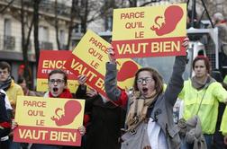 Na shodu proti splavu v Parizu več tisoč ljudi
