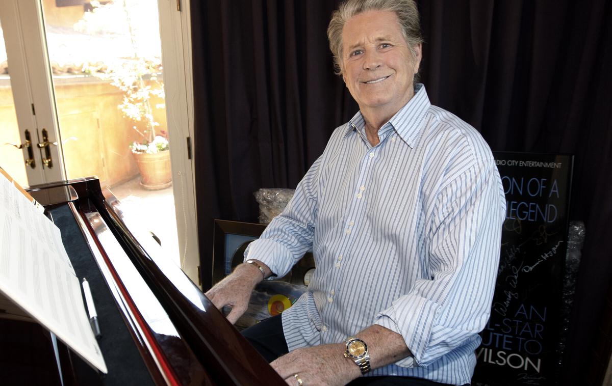 Beach Boys, Brian Wilson | Wilson se je rodil 20. junija 1942 v Kaliforniji, kot deček s plaže pa pri svojih 20 letih še ni deskal na morju, bil je gluh na desno uho in imel težave z govorom, kar naj bi bila posledica očetovega pretepanja. Leta 1961 je v predmestju Los Angelesa Hawthorn skupaj z bratoma Dennisom in Carlom, bratrancem Mikom Loveom in sosedom Alom Jardinom ustanovil legendarno skupino Beach Boys. | Foto Guliverimage
