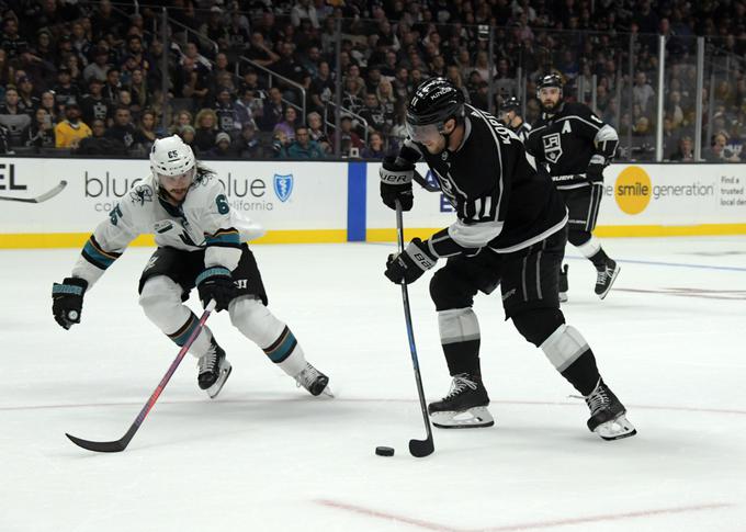 Anže Kopitar v boju z veliko okrepitvijo San Jose Sharks Erikom Karlssonom. | Foto: Reuters