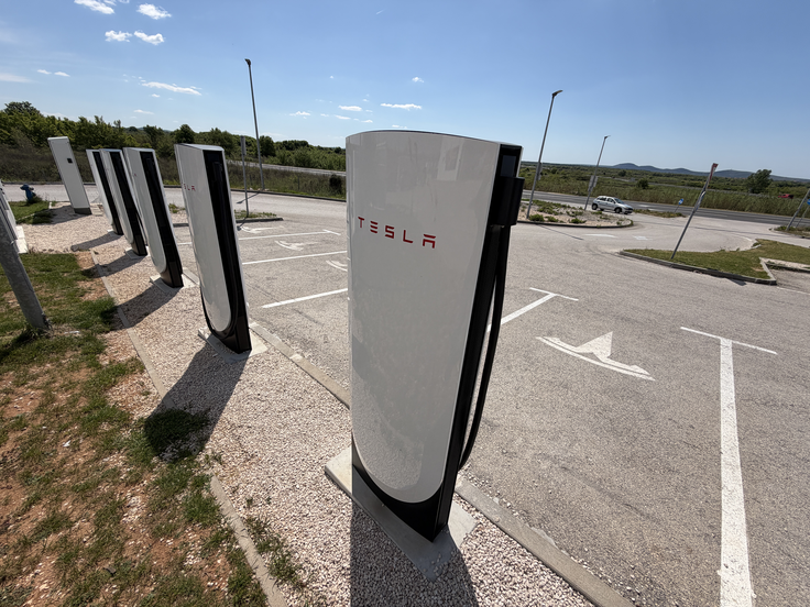 Tesline polnilnice v Zadru le za avtomobile te znamke. | Foto: Gregor Pavšič