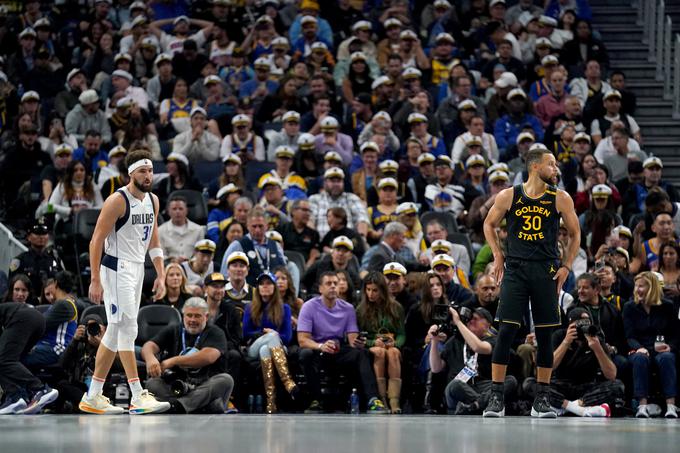 Nekdanja soigralca Klay Thompson in Stephen Curry sta srečanje zaznamovala z 11 trojkami. | Foto: Reuters