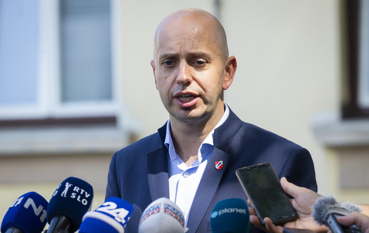 Samo Pogorelc | "Dovolj je! Pa ne zaradi tega, ker se je zgodilo to meni, županu Ribnice, ampak zato, ker je nedopustno, da smo priča nasilju, ki nima nikakršne podlage," je poudaril Samo Pogorelc. | Foto STA