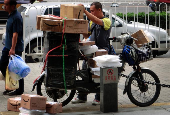 Dostavljavci paketov delajo do 12 ur na dan, pogosto vse dni v tednu. Pogoji njihovega dela se stalno spreminjajo, plačilo je odvisno od števila paketov. | Foto: Reuters