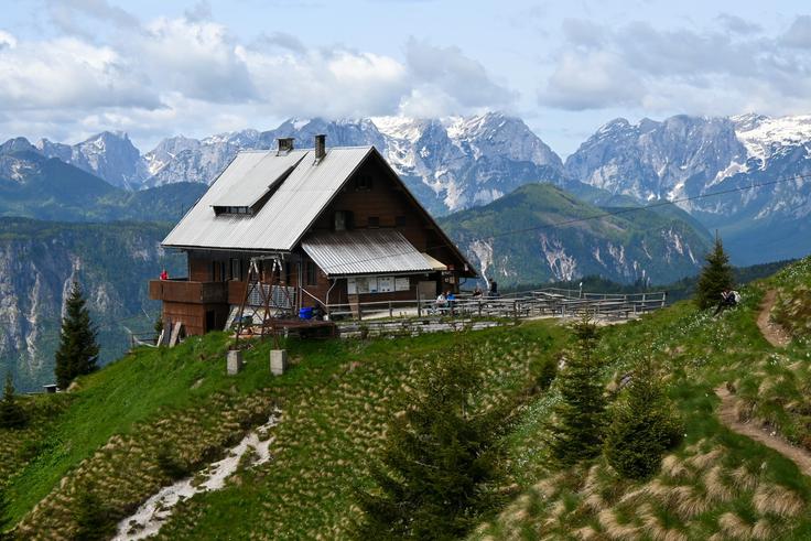Vrnemo se pod pobočje Krvavke in Male Golice, tako se nam ob pogledu nazaj pokaže koča na Golici. | Foto: Matej Podgoršek