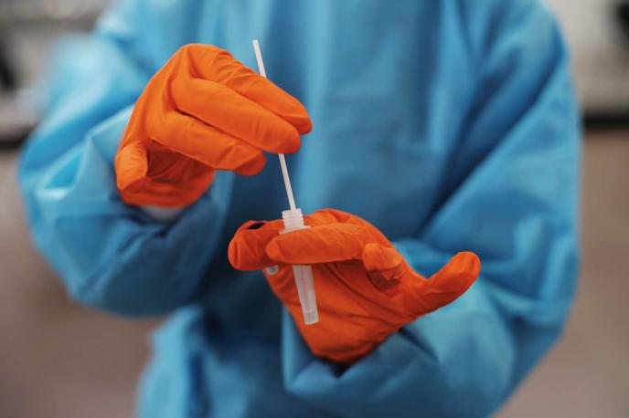 Testiranje koronavirus | Število okuženih v Sloveniji narašča, v bolnišnicah je že več kot sto ljudi, dvajset v enotah intenzivne terapije. Vlada bo glede na aktualno stanje že v nekaj dneh odločila, kako naprej.   | Foto STA