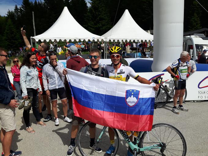 Primož Roglič in nekdanji kolesar Klemen Štimulak, ki se danes ukvarja tudi z organizacijo kolesarskih potovanj, leta 2016 z Jožetovo zastavo na cilju etape na Golte. | Foto: osebni arhiv Jožeta Ravbarja
