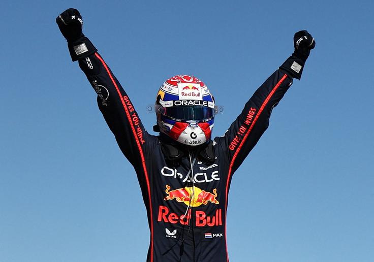 Max Verstappen je vse naredil prav. Imel tudi nekaj sreče z varnostnim avtomobilom, dirkača McLarna pa ne. | Foto: Reuters