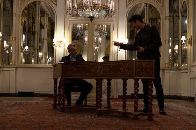 Klub morilcev | Sam Neill in Henry Golding v filmu Klub morilcev, v katerem je vlogo dobil tudi Borut Veselko. | Foto Karantanija Cinemas