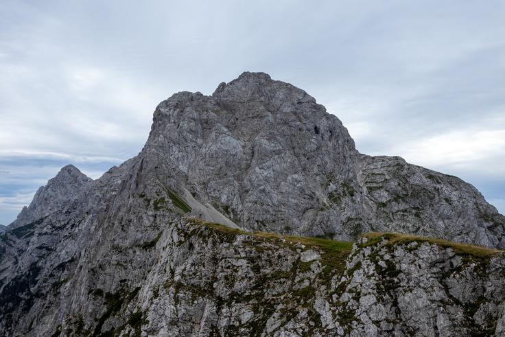 Kamniško sedlo. Severni rob sedla je odrezan v Logarsko dolino. Nad njim se dviga mogočna Planjava. Pot nanjo je zelo zahtevna. | Foto: Matej Podgoršek