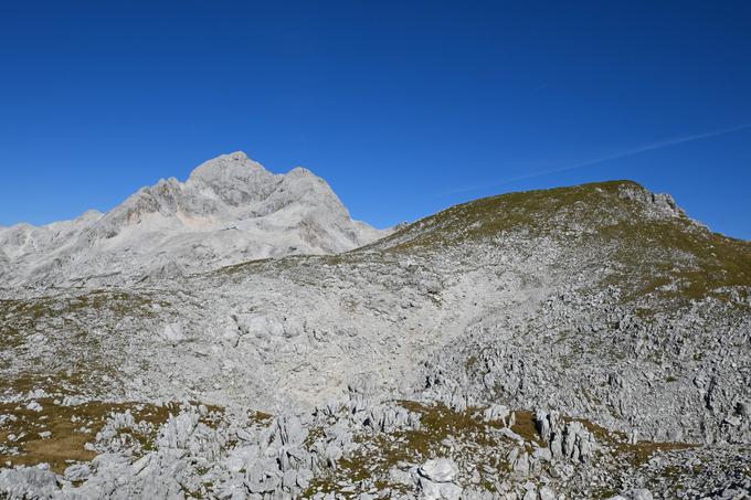 Z Malega Tosca pogled na Triglav (na levi) in desno spredaj na Tosc (2.275 m). | Foto: Matej Podgoršek