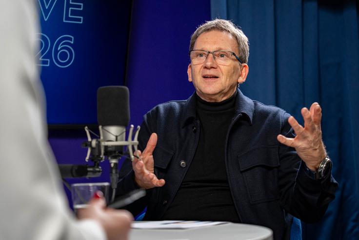 Dr. Samo Uhan poudarja, da ob tesnih razmerjih na vrhu lahko odločajo pozni premiki volivcev. | Foto: Luka Petrič