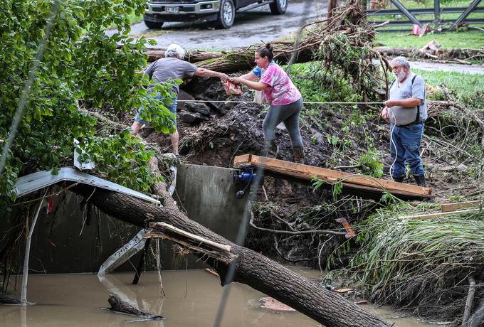 Poplave so po nalivih povzročile zemeljske plazove, posledice so neprevozne ceste. | Foto: Reuters