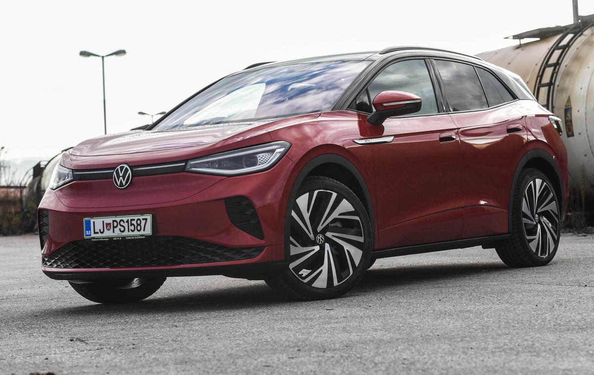 Volkswagen ID.4 GTX | V primerjavi s sestrskim modelom škodo enyaq je ID.4 oblikovan bolj izstopajoče, tudi v notranjosti se močno razlikuje od preostalih klasičnih volkswagnov. | Foto Gašper Pirman