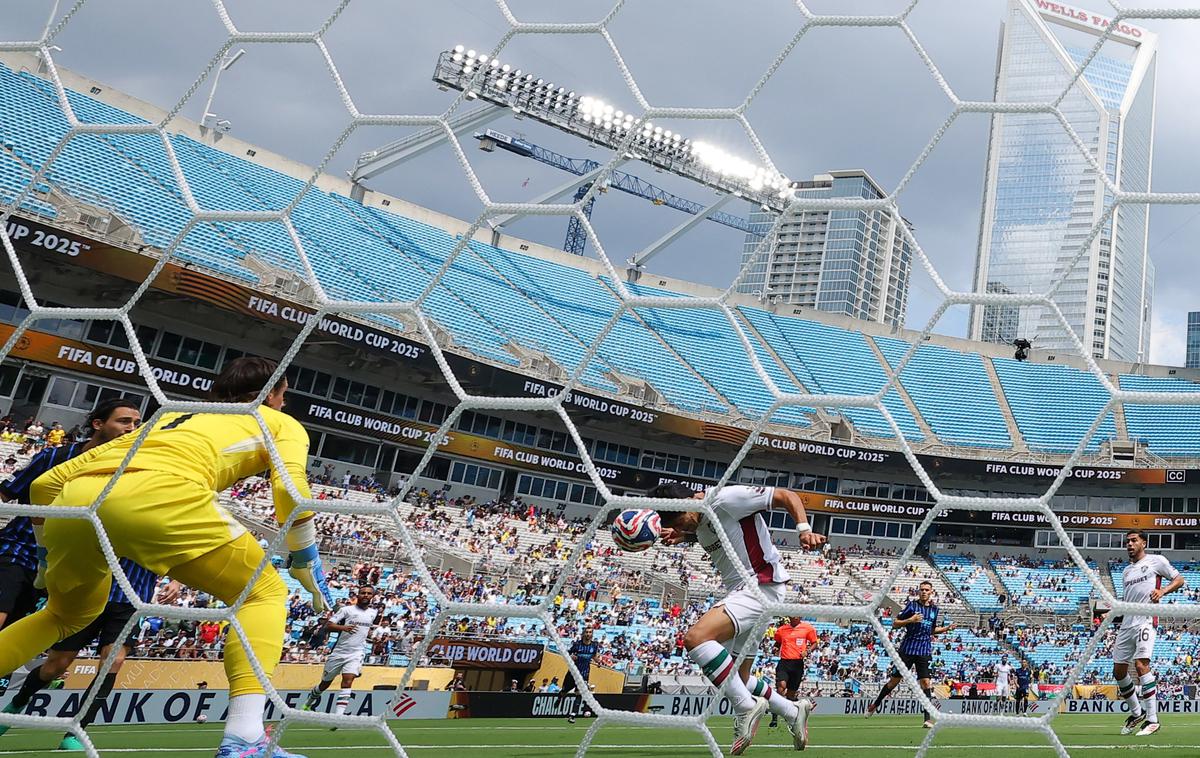 German Cano Yann Sommer klubsko SP | Yann Sommer je gol dobil že v tretji minuti. Premagal ga je  German Cano. | Foto Reuters