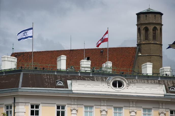 Izraelska zastava na Dunaju | Avstrija je v znak podpore Izraelu na vladnih poslopjih izobesila izraelske zastave.  | Foto Reuters