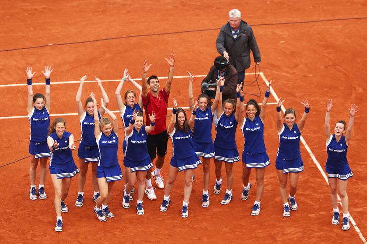 Novak Đoković je po zmagi na igrišče znova poklical pobiralke žog. | Foto: 