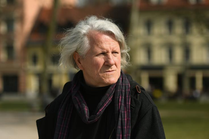 "To ni spomenik ideologiji, ampak intelektu. Prav je, da se ga postavi," o kipu Borisa Pahorja v Tivoliju pravi kipar Mirsad Begić. | Foto: STA ,