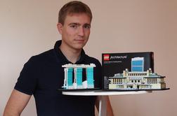 Slovenec, ki soustvarja lego kocke, ki jih sestavlja tudi sekretar ZN