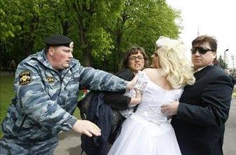 V Moskvi policija nasilno preprečila parado ponosa