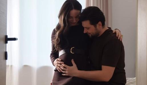 Slovenska pevka v veselem pričakovanju