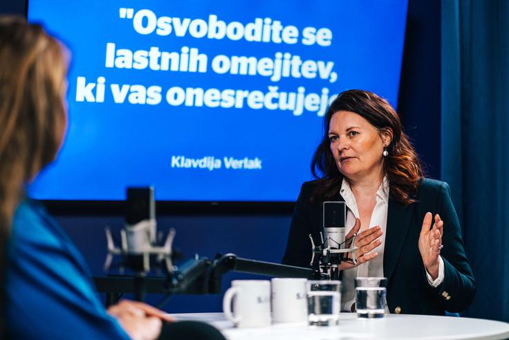 Prepričana je, da pravljice niso namenjene le otrokom, temveč tudi odraslim – kot simbolna sporočila, ki nam pomagajo razkriti vzorce, v katerih smo ujeti, ter razumeti lastne notranje procese. | Foto: Jan Lukanović